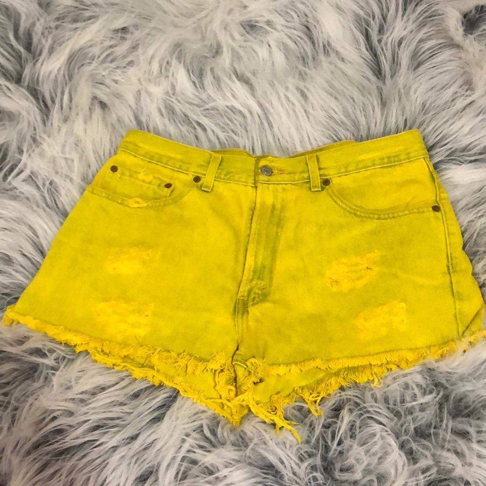 Levi vintage shorts ( rigged fit 100% cotton)